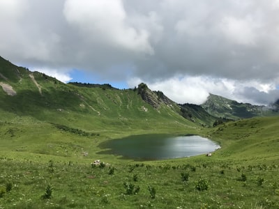 绿山湖附近在白天多云的天空下
